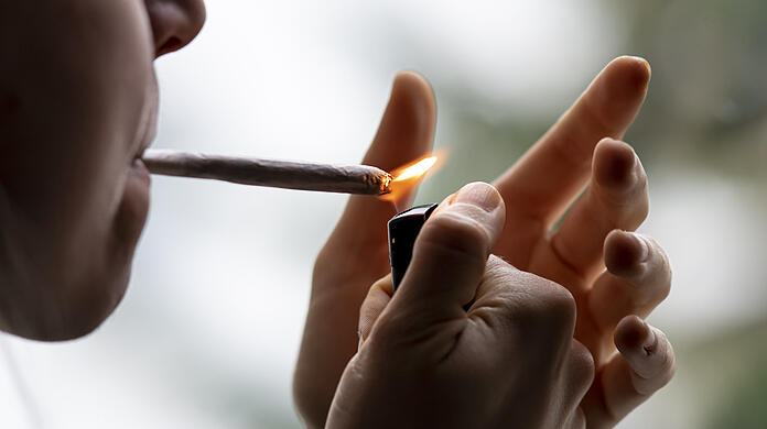 Ein Joint wird angezündet - bald ein häufiger Anblick? Die Ampel-Parteien wollen Cannabis für den Genuss legalisieren.
