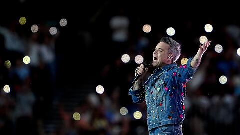 Der britische Popstar Robbie Williams während eines Konzerts.