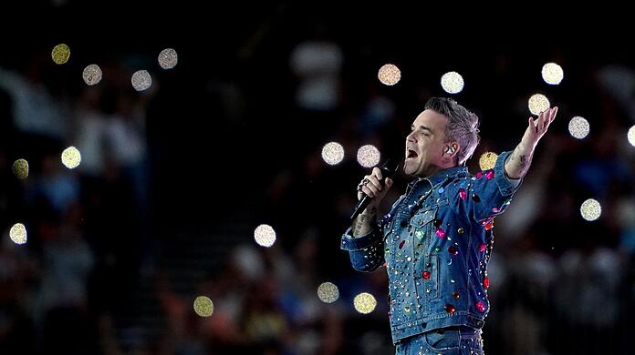 Der britische Popstar Robbie Williams während eines Konzerts.