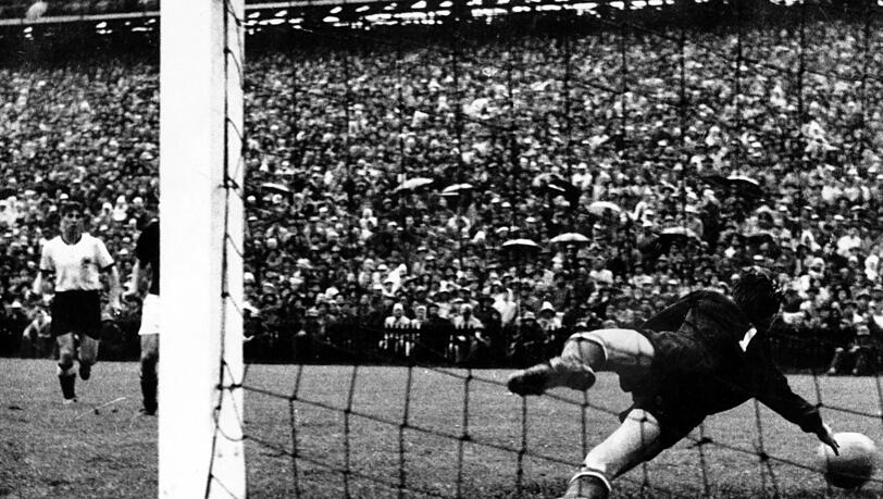 "Aus dem Hintergrund müsste Rahn schießen. Rahn schießt. . .: Tor, Tor, Tor", so lautet der Originalkommentar von Radioreporter Herbert Zimmermann zum 3:2-Siegtreffer im WM-Finale 1954 über Ungarn.