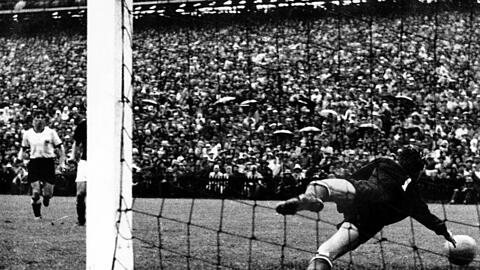 "Aus dem Hintergrund müsste Rahn schießen. Rahn schießt. . .: Tor, Tor, Tor", so lautet der Originalkommentar von Radioreporter Herbert Zimmermann zum 3:2-Siegtreffer im WM-Finale 1954 über Ungarn.