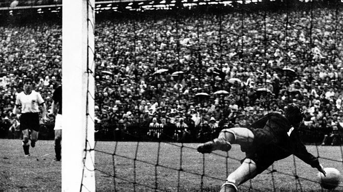 "Aus dem Hintergrund müsste Rahn schießen. Rahn schießt. . .: Tor, Tor, Tor", so lautet der Originalkommentar von Radioreporter Herbert Zimmermann zum 3:2-Siegtreffer im WM-Finale 1954 über Ungarn.