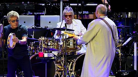 Zak Starkey (Mitte) performt mit der britischen Kultband The Who.