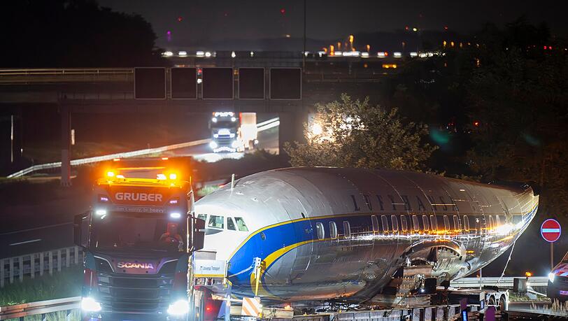 Per Schwertransport kommt das historische Flugzeug nach Frankfurt.