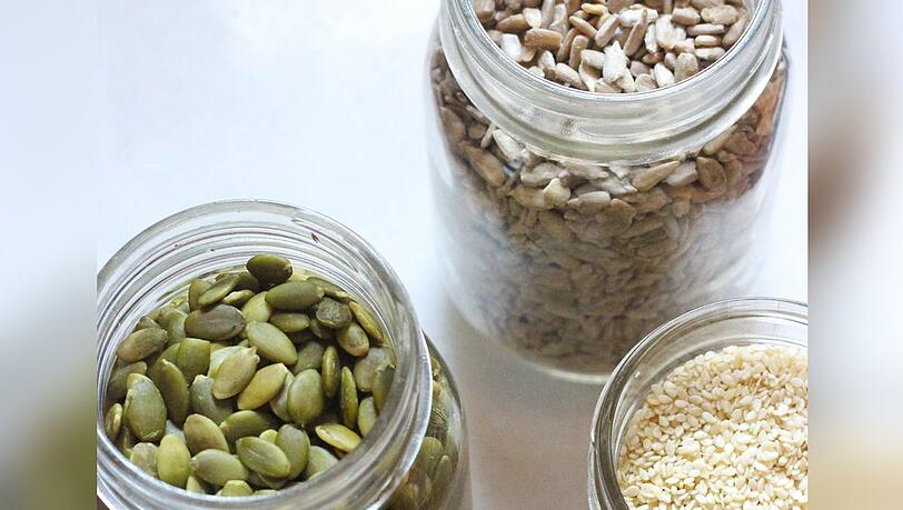 Sonnenblumenkerne, K&uuml;rbiskerne, Leinsamen und Sesam geh&ouml;ren zu den Klassikern des "Seed Cycling".