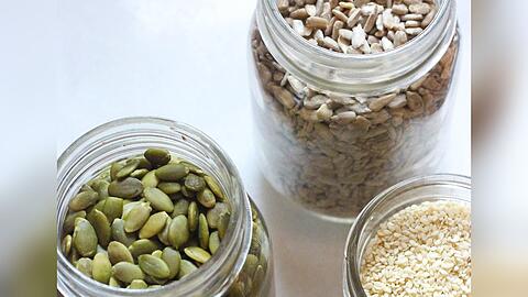 Sonnenblumenkerne, K&uuml;rbiskerne, Leinsamen und Sesam geh&ouml;ren zu den Klassikern des "Seed Cycling".