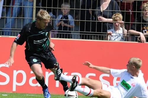 Für Knie-Fall Christian Rahn (hier gegen Ahlens Michael Wiemann) sucht Kleeblatt-Coach Benno Möhlmann dringend einen adäquaten Ersatz .