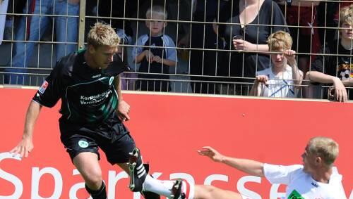Für Knie-Fall Christian Rahn (hier gegen Ahlens Michael Wiemann) sucht Kleeblatt-Coach Benno Möhlmann dringend einen adäquaten Ersatz . Für Knie-Fall Christian Rahn (hier gegen Ahlens Michael Wiemann) sucht Kleeblatt-Coach Benno Möhlmann dringend einen adäquaten Ersatz .
