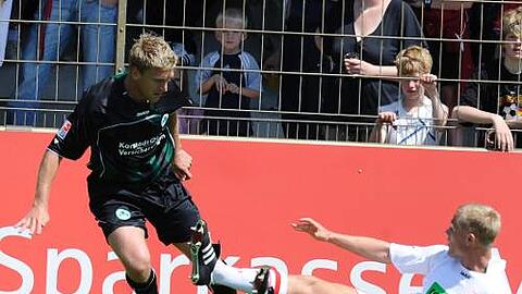 Für Knie-Fall Christian Rahn (hier gegen Ahlens Michael Wiemann) sucht Kleeblatt-Coach Benno Möhlmann dringend einen adäquaten Ersatz .