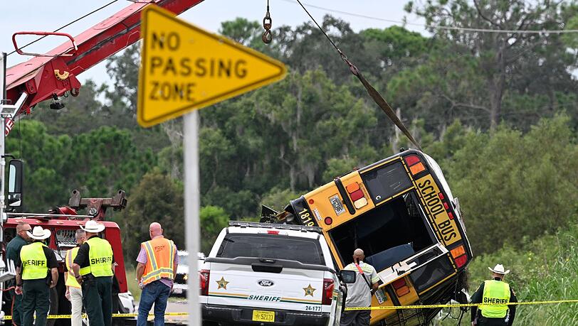 Bei einem schweren Unfall mit einem Schulbus sind zwei Menschen ums Leben gekommen Bei einem schweren Unfall mit einem Schulbus sind zwei Menschen ums Leben gekommen
