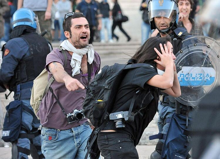 Brennende Autos, aufgebrachte Demonstranten, zerstörte Schaufensterscheiben: In Rom eskalierten die Proteste gegen die Bankenmacht und staatliche Sparkurse. Die Bilder von den Ausschreitungen.