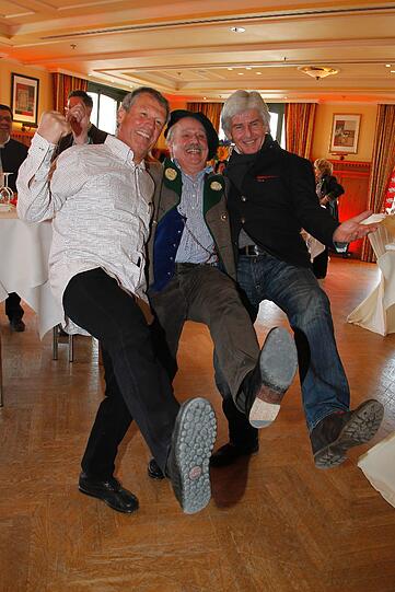 Schauspieler Hansi Kraus, Maler Wolfgang Prinz und Moderator Frederic Meisner haben Spaß beim Tanzen. Aber mit dem Gleichschritt tun sie sich noch schwer.