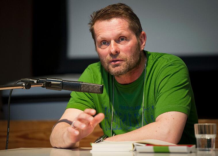 Uli Borowka (51) - Der ehemalige deutsche Fußball-Nationalspieler galt zu seiner Zeit bei Werder Bremen als der Eisenfuß der Liga. Schon damals war er Alkoholiker. &bdquo;Ich trank am Tag einen Kasten Bier, eine Flasche Wodka, eine Flasche Whisky&ldquo;, gestand er in seiner Autobiografie &bdquo;Volle Pulle &ndash; mein Doppelleben&ldquo;. &bdquo;Ich war der Härteste. Auf dem Platz und an der Theke&ldquo;, sagt er. Er verprügelte im Rausch seine damalige Frau, mit einem Auto, das er gegen einen Baum lenkte, versuchte er sich das Leben zu nehmen. Borowka ist nach einer Entziehungskur seit zehn Jahren trocken.