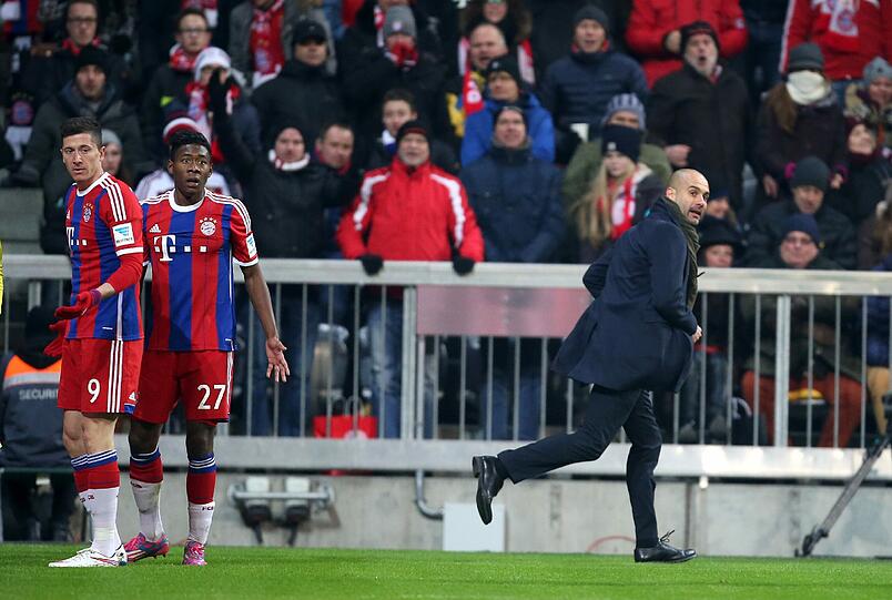 Pep rennt zum Linienrichter!