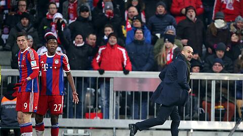 Pep rennt zum Linienrichter!