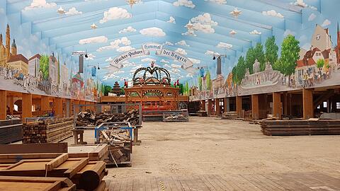 Der "Himmel der Bayern" noch relativ leer: Das Hacker-Festzelt. Klicken Sie sich in der Bilderstrecke durch weitere Fotos der Wiesn-Baustelle.