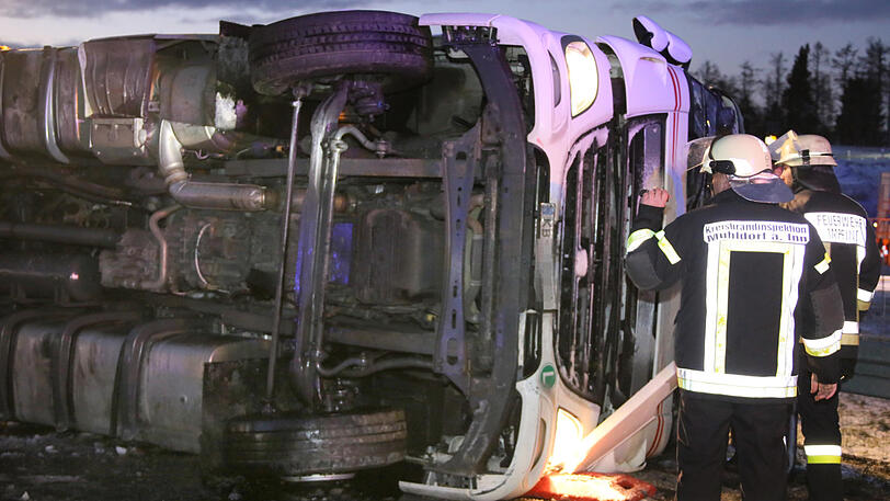 Bilder vom Bergungseinsatz auf der B12: Als der Lkw auf die A94 auffahren wollte, kippte er um.