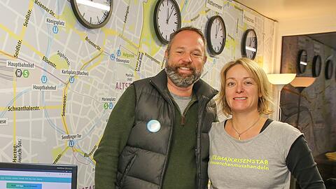 Die Koordinatoren von "München muss handeln" Markus Randau und Stephanie Hirn stehen in ihrer kleinen Einsatzzentrale.