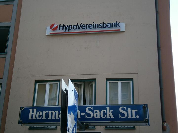 Einsatz am Sonntagabend: Die Leuchtreklame an diesem Haus in der Sendlinger Straße hat gebrannt.