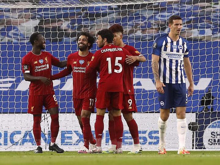 Liverpools Mohamed Salah (2.v.l.) feiert mit seinen Mannschaftskameraden den ersten Treffer seiner Mannschaft in Brighton.