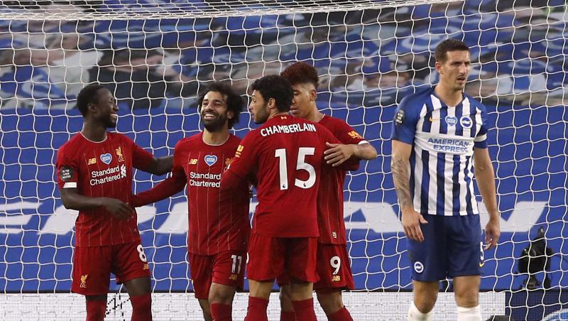 Liverpools Mohamed Salah (2.v.l.) feiert mit seinen Mannschaftskameraden den ersten Treffer seiner Mannschaft in Brighton. Liverpools Mohamed Salah (2.v.l.) feiert mit seinen Mannschaftskameraden den ersten Treffer seiner Mannschaft in Brighton.