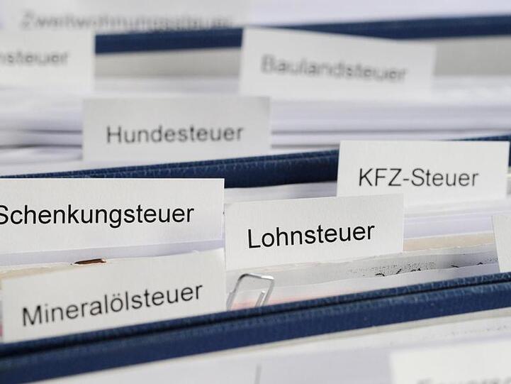 Erst vom 15. Juli an bleibt bei einem durchschnittlichen Arbeitnehmerhaushalt von Lohn und Gehalt etwas übrig.