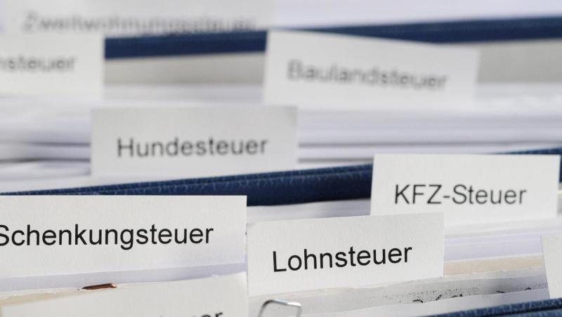 Erst vom 15. Juli an bleibt bei einem durchschnittlichen Arbeitnehmerhaushalt von Lohn und Gehalt etwas übrig. Erst vom 15. Juli an bleibt bei einem durchschnittlichen Arbeitnehmerhaushalt von Lohn und Gehalt etwas übrig.