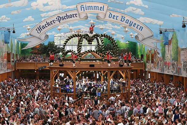 Das Hackerzelt auf der Wiesn. Karl-Josef Hildenbrand/dpa Das Hackerzelt auf der Wiesn. Karl-Josef Hildenbrand/dpa