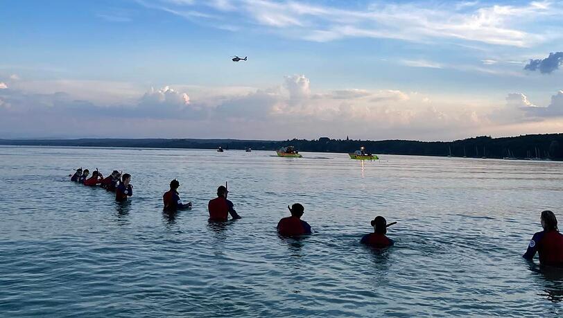 Taucher suchen nach der 16-Jährigen, die am Freitag im Ammersee von einem Board gefallen ist. Sie konnte nur noch tot geborgen werden.