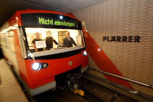 Die Fahrgäste der Nürnberger &bdquo;Geister-Bahn&ldquo; sitzen buchstäblich in der ersten Reihe &ndash; und bekommen so Unfälle im Gleisbett hautnah mit.