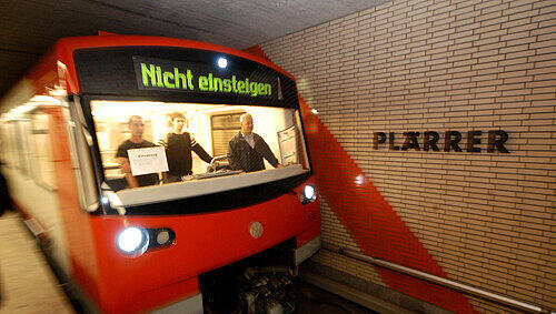 Die Fahrgäste der Nürnberger „Geister-Bahn“ sitzen buchstäblich in der ersten Reihe – und bekommen so Unfälle im Gleisbett hautnah mit. Die Fahrgäste der Nürnberger „Geister-Bahn“ sitzen buchstäblich in der ersten Reihe – und bekommen so Unfälle im Gleisbett hautnah mit.