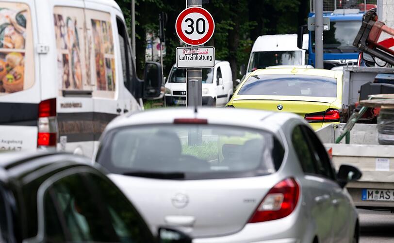 Die Landshuter Allee ist eine der dreckigsten Straßen Deutschlands. Seitdem dort Tempo 30 gilt, sind die Schadstoffwerte zwar massiv gesunken, dennoch hat die Stadt mit der Luftqualität zu kämpfen.