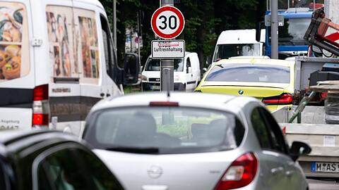 Die Landshuter Allee ist eine der dreckigsten Straßen Deutschlands. Seitdem dort Tempo 30 gilt, sind die Schadstoffwerte zwar massiv gesunken, dennoch hat die Stadt mit der Luftqualität zu kämpfen.