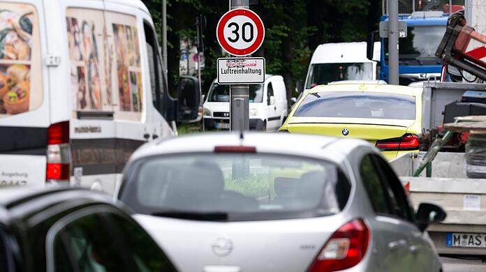 Die Landshuter Allee ist eine der dreckigsten Straßen Deutschlands. Seitdem dort Tempo 30 gilt, sind die Schadstoffwerte zwar massiv gesunken, dennoch hat die Stadt mit der Luftqualität zu kämpfen.