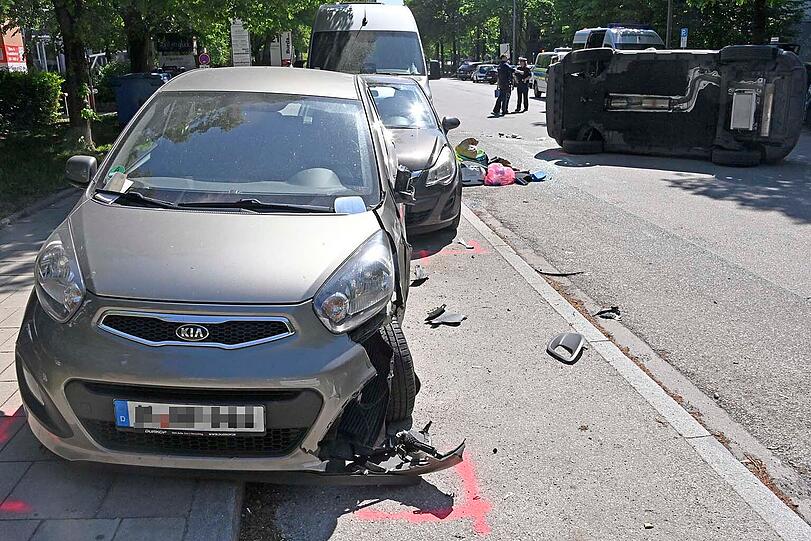 Drei am Straßenrand geparkte Fahrzeuge wurden bei dem Unfall aufeinander geschoben.