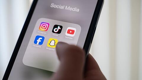 Tiktok, Instagram & Co. für Kinder unter 14 Jahren verbieten? BLLV-Präsidentin Fleischmann hält diese Idee für nachvollziehbar, aber unrealistisch. (Symbolbild)