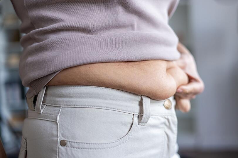 Das Ganze löst einen Kreislauf aus, den Fachleute Jo-Jo-Effekt nennen. Sobald Sie sich wieder wie vorher ernähren, kehren die verlorenen Pfunde blitzschnell auf Bauch und Hüften zurück. Mitunter legt der Körper sogar noch ein paar zusätzliche Kilo darauf. Er wähnt sich vor der nächsten Hungersnot und legt jede aufgenommene Kalorie als Reserve an. Das Ganze löst einen Kreislauf aus, den Fachleute Jo-Jo-Effekt nennen. Sobald Sie sich wieder wie vorher ernähren, kehren die verlorenen Pfunde blitzschnell auf Bauch und Hüften zurück. Mitunter legt der Körper sogar noch ein paar zusätzliche Kilo darauf. Er wähnt sich vor der nächsten Hungersnot und legt jede aufgenommene Kalorie als Reserve an.
