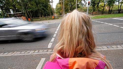 Gefährlicher Schulweg: In München sind zwei Kinder von Autos erfasst worden.