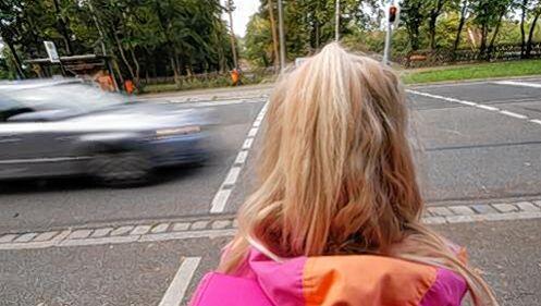 Gefährlicher Schulweg: In München sind zwei Kinder von Autos erfasst worden. Gefährlicher Schulweg: In München sind zwei Kinder von Autos erfasst worden.