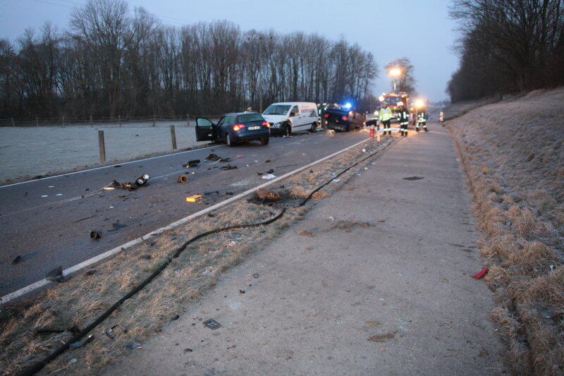 Schwerer Unfall im Kreis Erding: Ein junger Autofahrer stirbt. Die Bilder von der Unglücksstelle.