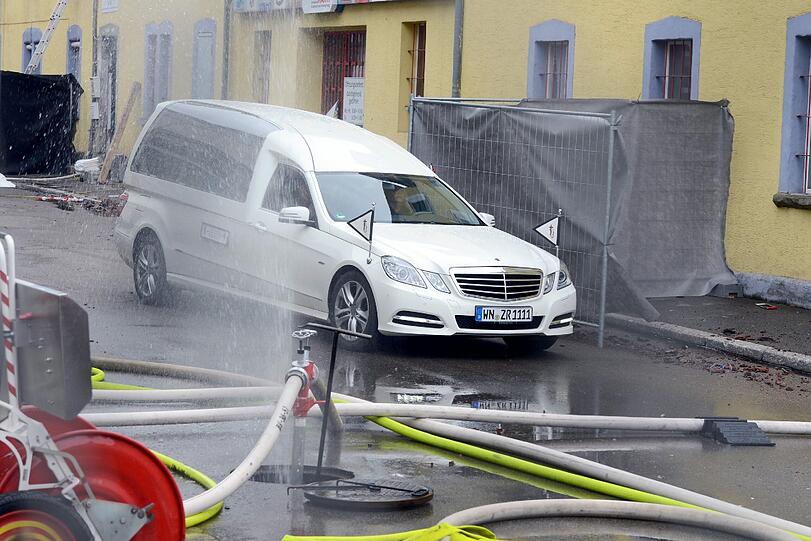 Ein Leichenwagen verlässt das Gelände, auf dem der Großbrand ausgebrochen war. Acht Menschen, darunter sieben Kinder, kamen in den Flammen ums Leben.