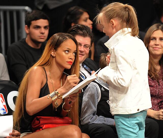 Rihanna bei einem Basketball-Match in New York