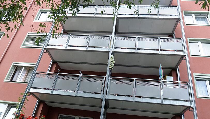 Der Mann wollte von der Nachbarwohnung aus auf seinen Balkon springen (Archivbild).