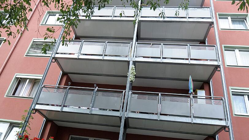 Der Mann wollte von der Nachbarwohnung aus auf seinen Balkon springen (Archivbild). Der Mann wollte von der Nachbarwohnung aus auf seinen Balkon springen (Archivbild).