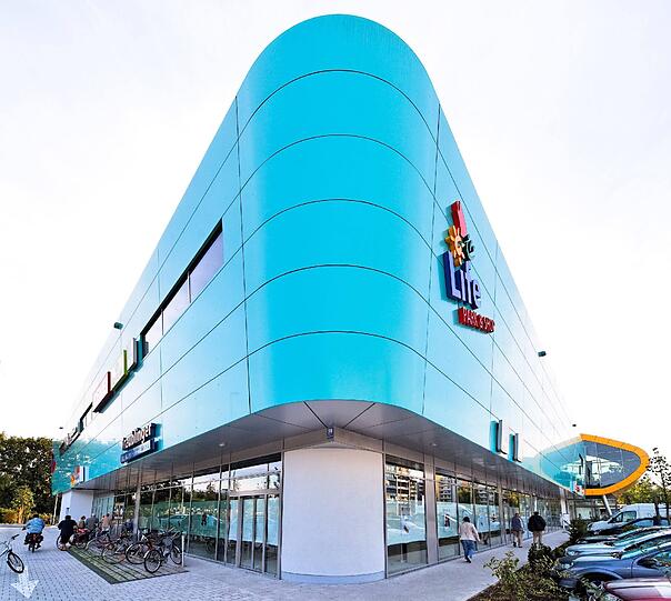 Bunt kann Neuperlach auch: das Einkaufszentrum &bdquo;Life&ldquo;.