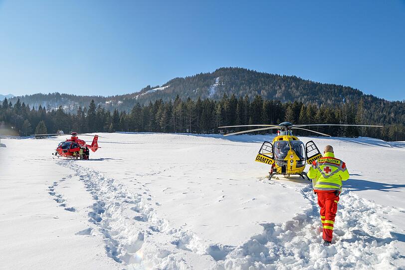 Bei einem Unfall mit einer Kutsche auf der Leutascher Straße in Reith bei Seefeld wurden vier Menschen verletzt. Die Bilder vom Unfallort.