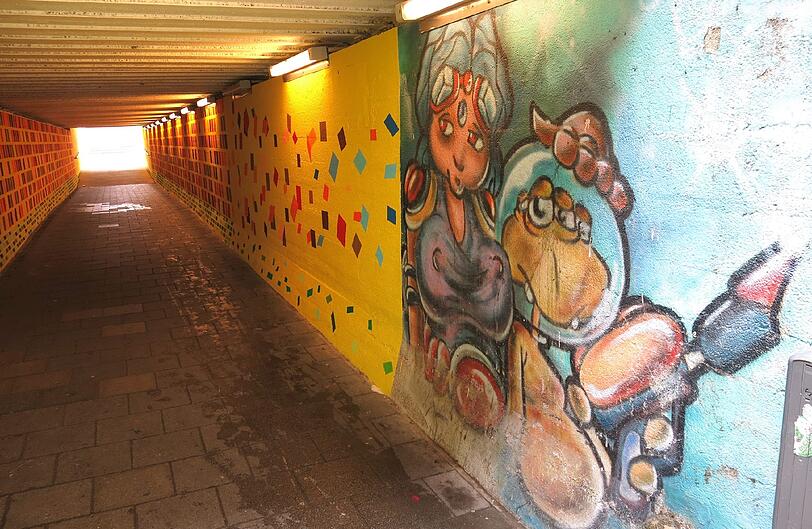 ... ist nur dieser Vogel an der Wand.