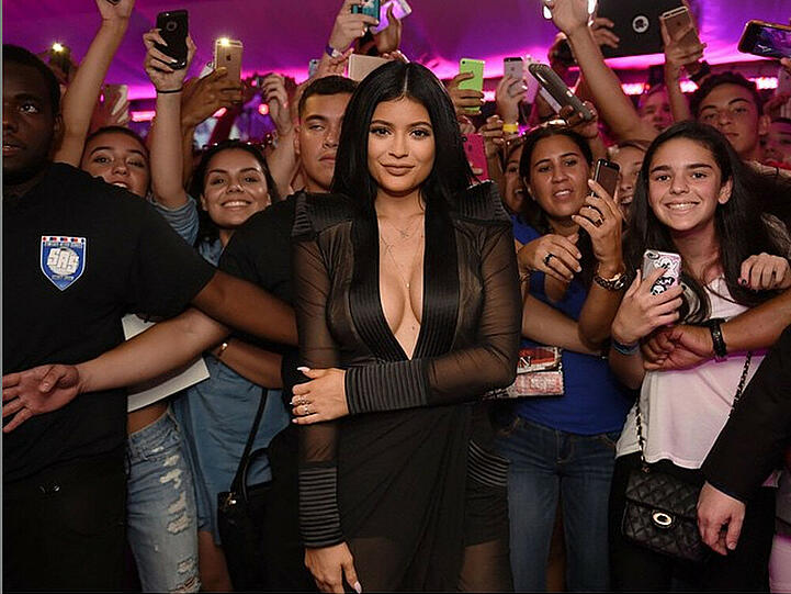 Ein Hoch auf Klebeband: Kylie Jenner lässt tief blicken