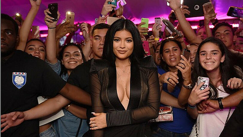 Ein Hoch auf Klebeband: Kylie Jenner lässt tief blicken Ein Hoch auf Klebeband: Kylie Jenner lässt tief blicken