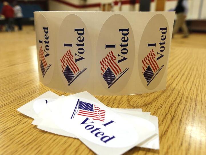 Sticker mit der Aufschrift "I Voted" liegen in einem Wahllokal in Richmond.